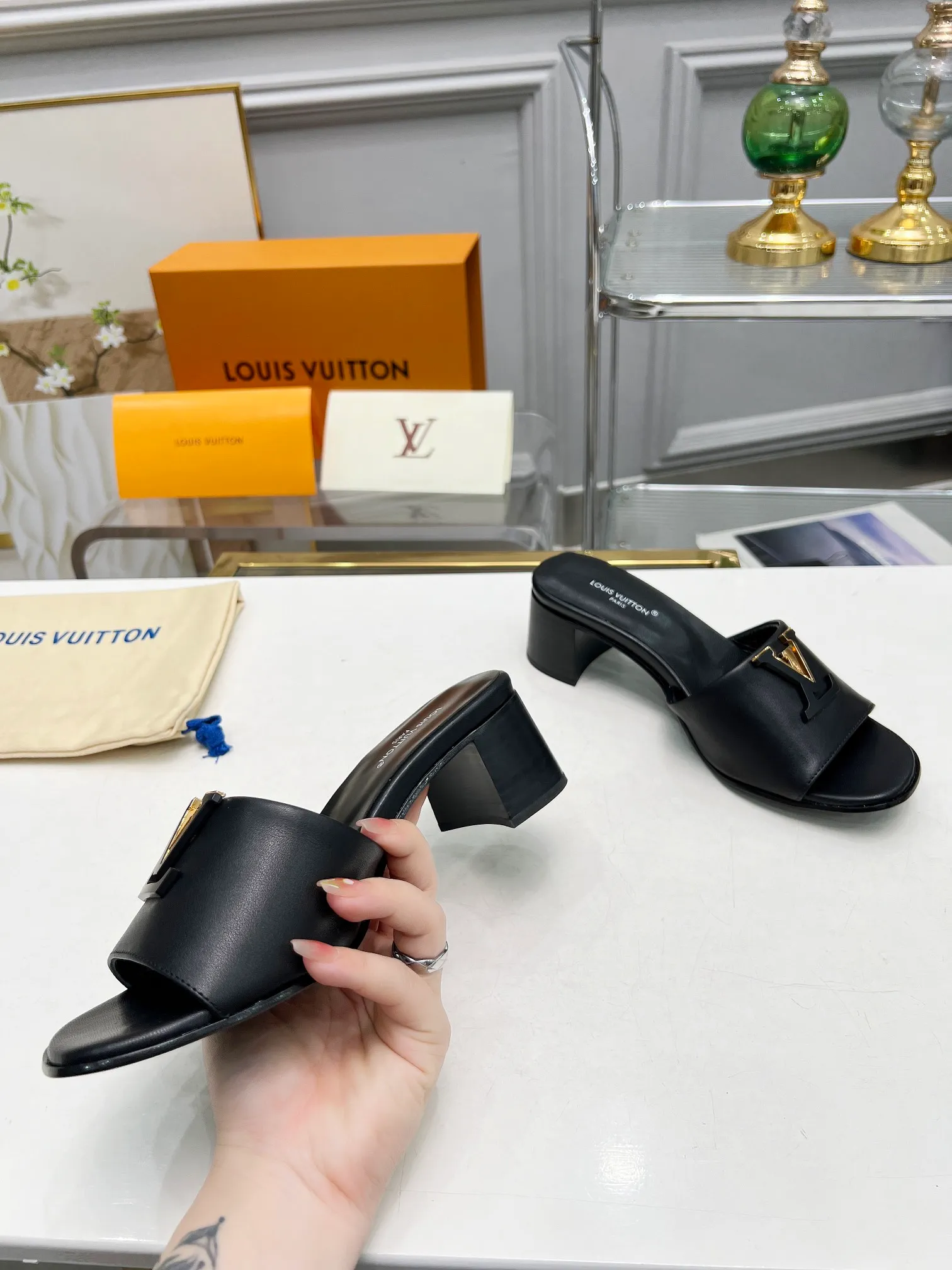 👟👟Ex-factory price 460👟👟Louis Vuitton/Louis Vuitton women's new sandals LV SUNSET COMFORT flat sandals are made of exquisite cowhide and sheepskin lining, the uppers show handicrafts, and are matched with genuine leather soles*@wearing experience. LV logo hardware buckle on upper, size 35-42